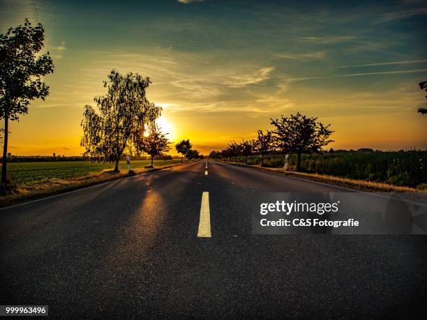 sonnenuntergang auf dem land - sonnenuntergang fotografías e imágenes de stock