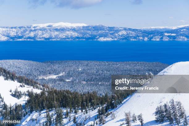 blue skies and sweeping views of the mountains around lake tahoe - francis winter 個照片及圖片檔