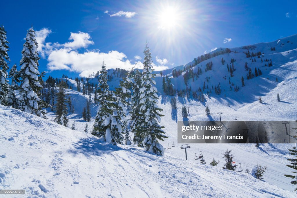 Blue skies and sweeping views of the mountains around lake Tahoe
