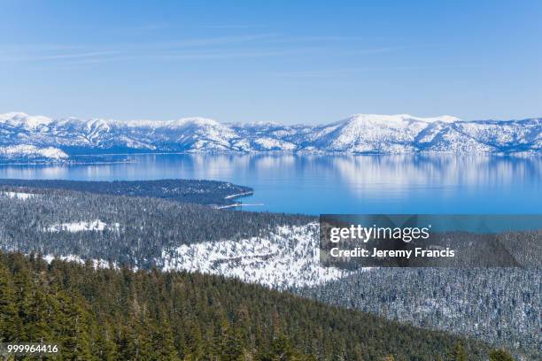 blue skies and sweeping views of the mountains around lake tahoe - francis winter 個照片及圖片檔