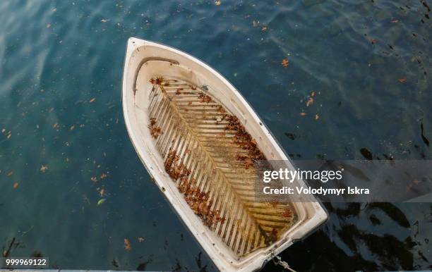 lost boat - cultura birmana fotografías e imágenes de stock