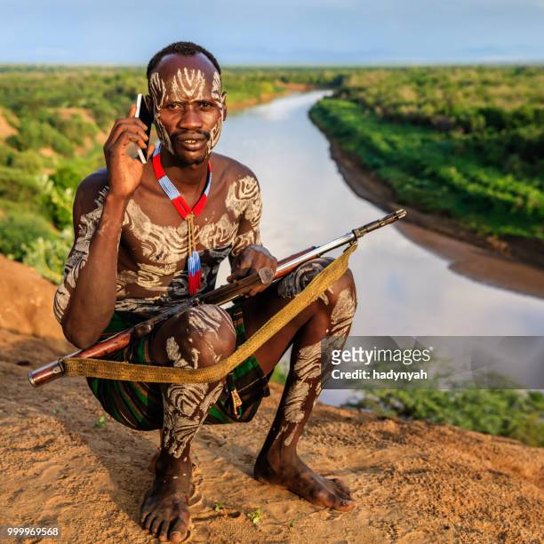 從卡羅部落，非洲東部非洲年輕人 - karo 個照片及圖片檔
