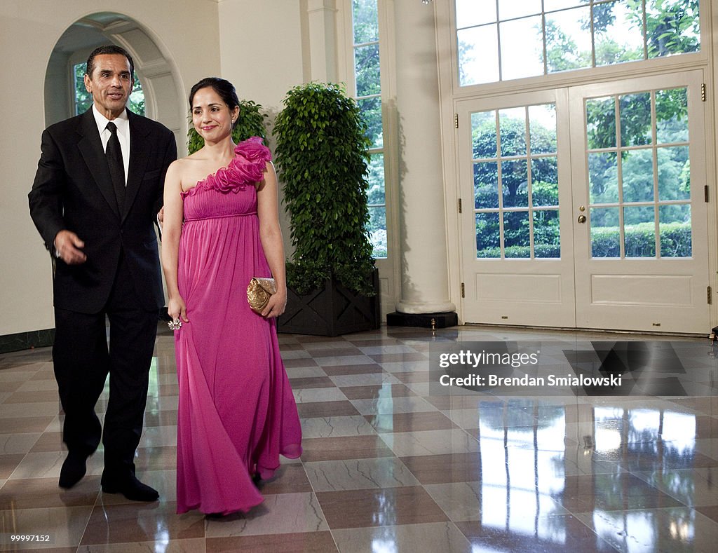 Obamas Greet Mexican Counterparts As They Arrive For State Dinner