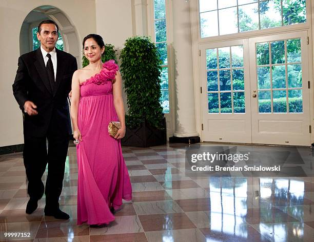 Antonio Villaraigosa, Mayor of Los Angeles, California, and Prisila Rodriguez arrive at the White House for a state dinner May 19, 2010 in...