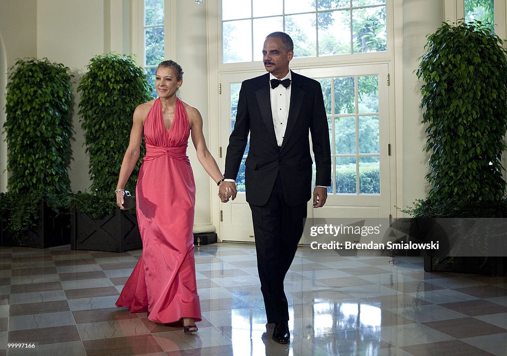 Obamas Greet Mexican Counterparts As They Arrive For State Dinner