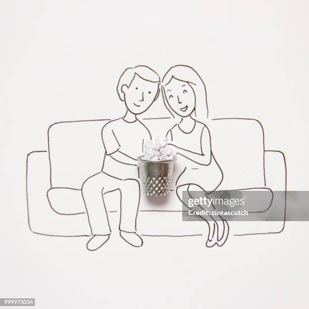 ilustraciones, imágenes clip art, dibujos animados e iconos de stock de couple sitting on a couch eating popcorn - acercamiento
