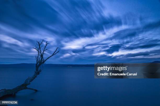 blu hour on bolsena lake - blu blu imagens e fotografias de stock