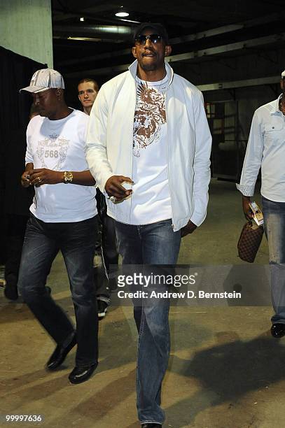 Mbenga of the Los Angeles Lakers arrives before taking on the Phoenix Suns in Game Two of the Western Conference Finals during the 2010 NBA Playoffs...