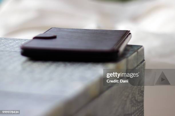 e-book reader in a leather case on a wooden table - e reader - fotografias e filmes do acervo