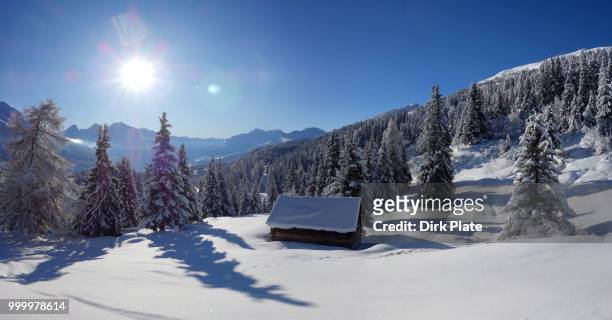 snow covered hut - dirk fotografías e imágenes de stock