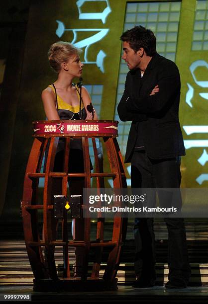 Scarlett Johansson and Jake Gyllenhaal introducing the Yeah Yeah Yeahs