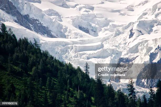 mont blanc mountain glacier, chamonix, france - or blanc stockfoto's en -beelden