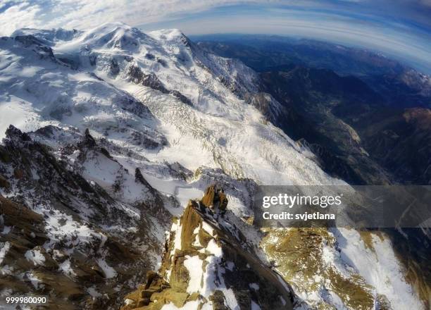 mont blanc mountain landscape, chamonix, france - or blanc stockfoto's en -beelden