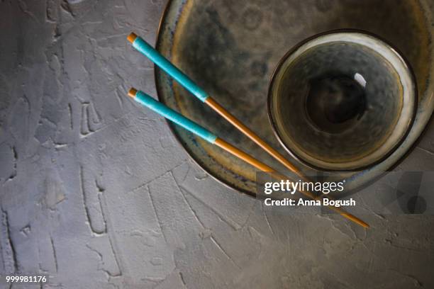 table set with chopsticks - anna imagens e fotografias de stock