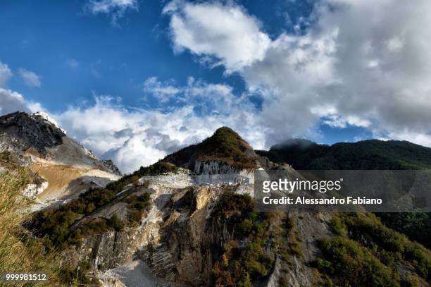 tuscan mountains, massa carrara vi - massa fotografías e imágenes de stock