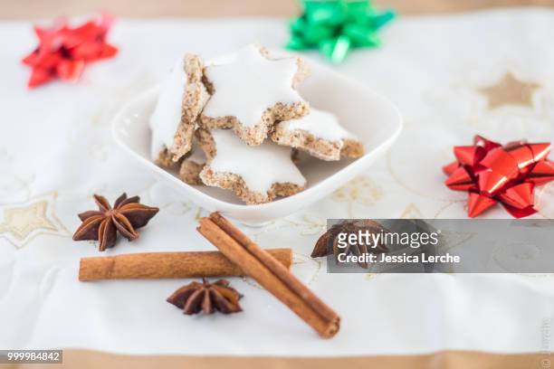cinnamon stars - lerche stock pictures, royalty-free photos & images