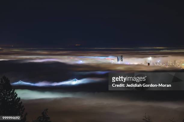 vancouver above the fog 6 - moran stockfoto's en -beelden