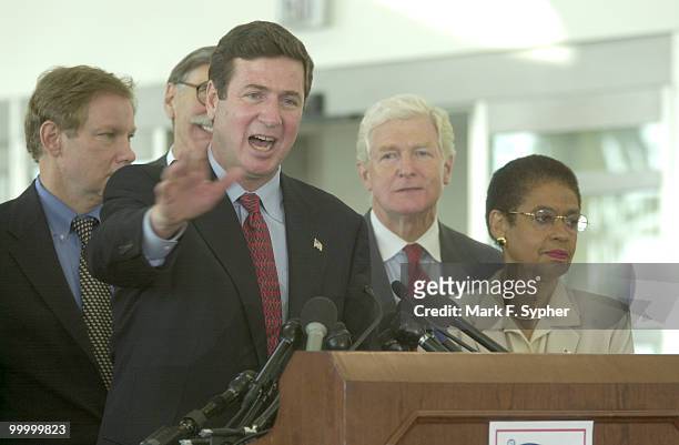 Senator George Allen at Regan National Airport after flying to N.Y. And meeting with Mayor Rudy Giuliani on October 4, the re-opening day for the...