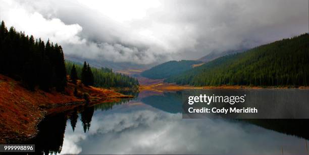 mirrored lake - banks post near record profits in second quarter of 2014 stockfoto's en -beelden