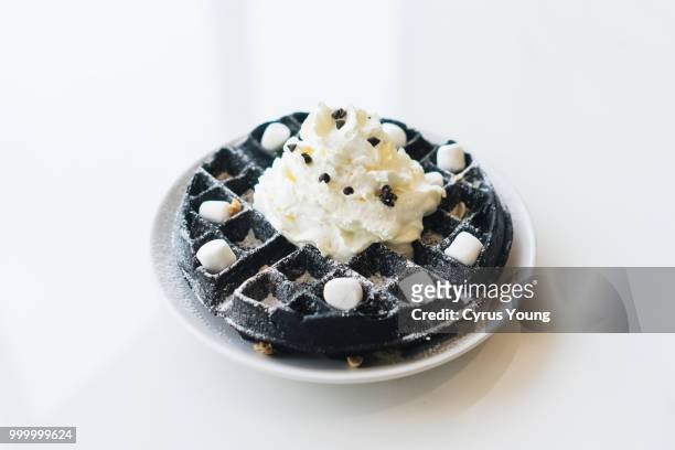 waffle with marshmallow - banks post near record profits in second quarter of 2014 stockfoto's en -beelden