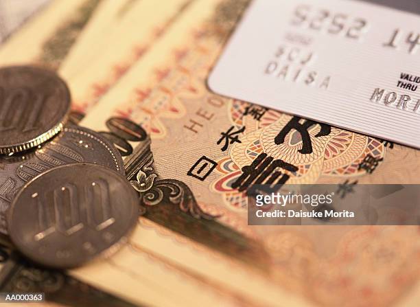close-up of japanese yen and a credit card - nota de dez mil yens - fotografias e filmes do acervo