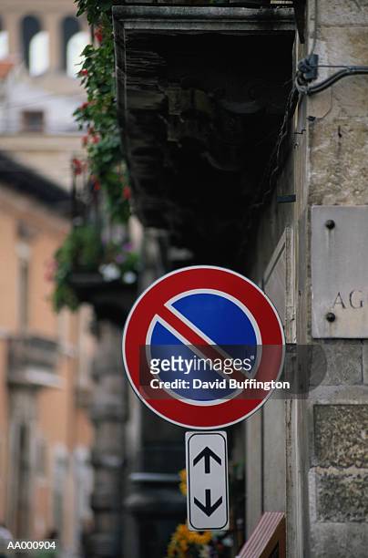 do not enter road sign in italy - restricted area sign stock pictures, royalty-free photos & images