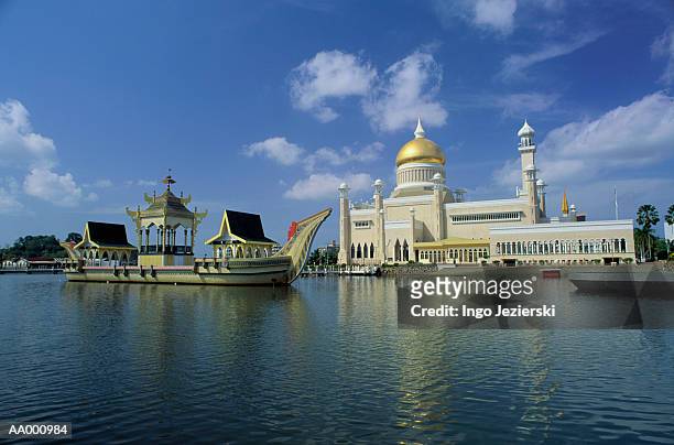 omar ali saifuddin mosque in brunei - バンダルスリ��ベガワン ストックフォトと画像