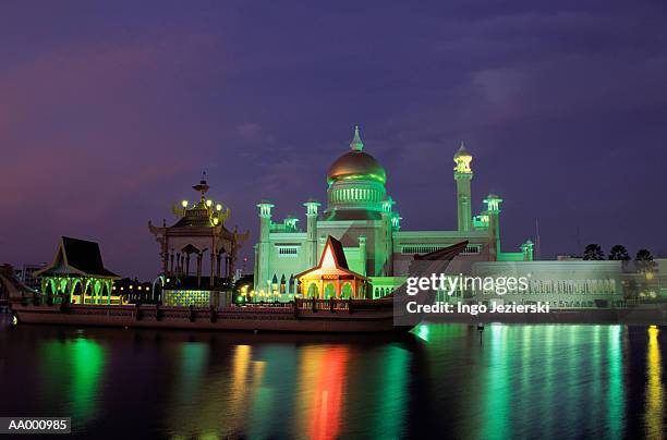 omar ali saifuddin mosque at sunset in brunei - sultan omar ali saifuddin mosque fotografías e imágenes de stock