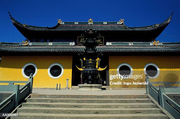 a temple in the ningbo province, china - son la province fotografías e imágenes de stock