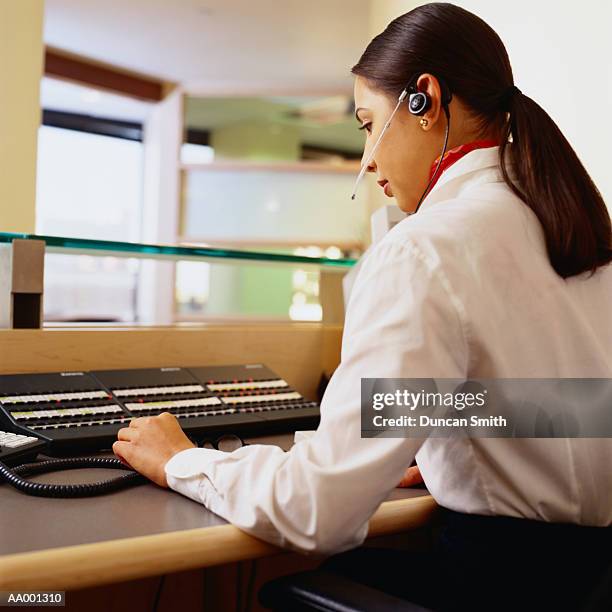 receptionist using the switchboard - the switchboard photos et images de collection