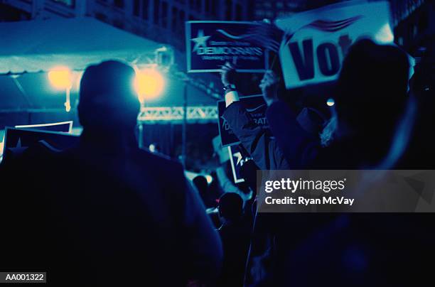 people at a nightime political rally - rally in support of nfl quarterback colin kaepernick outside the leagues hq in new york stockfoto's en -beelden
