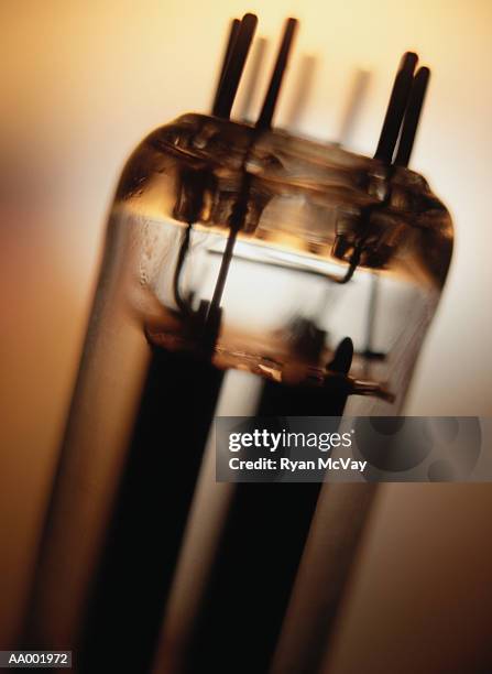 detail of a vacuum tube - tubo a vuoto foto e immagini stock