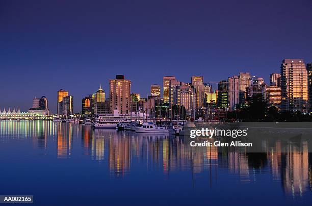 vancouver skyline at night - puerto de coal fotografías e imágenes de stock