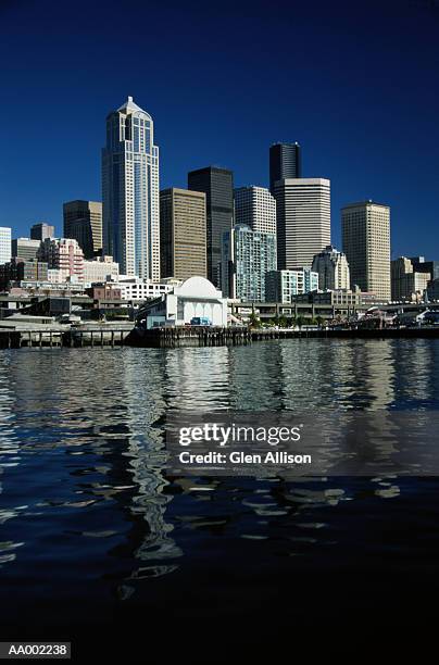 seattle skyline and elliott bay - elliott bay stockfoto's en -beelden