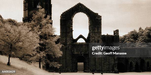 church ruins at fountains abbey in england - ripon stock-fotos und bilder