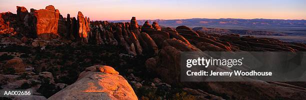 sandstone fins at arches national park - devils garden arches national park stockfoto's en -beelden