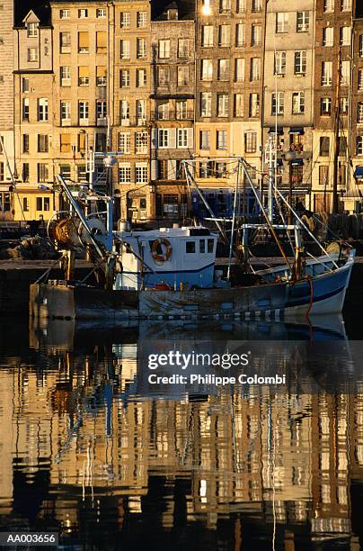 harbor of honfleur in normandy, france - baixa normandia imagens e fotografias de stock