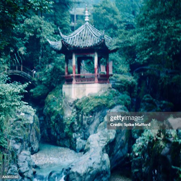 temple rante in the sichuan province, china - son la province fotografías e imágenes de stock