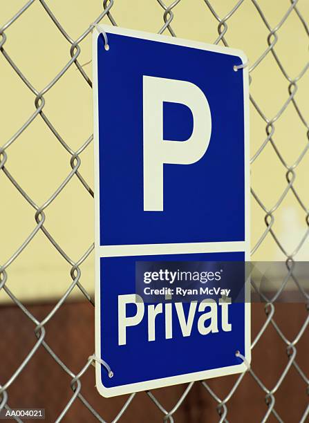 german private sign on a fence - zugangsbeschränkung stock-fotos und bilder