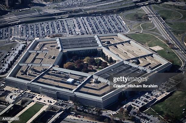 aerial view of the pentagon in virginia - pentagon stock-fotos und bilder