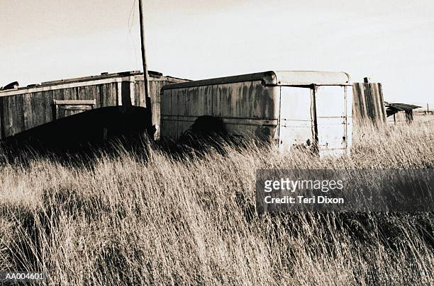abandoned barn and trailer in a field - trailer stock pictures, royalty-free photos & images