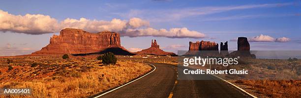 road leading to the mittens in monument valley - the mittens stockfoto's en -beelden