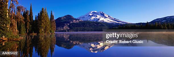 mountain reflected in sparks lake - sparks lake stock pictures, royalty-free photos & images