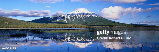 mount bachelor reflected in sparks lake - the bachelor imagens e fotografias de stock