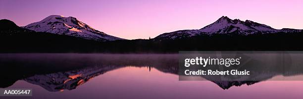 south sister reflected on sparks lake - sparks fotografías e imágenes de stock