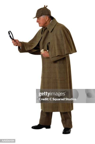 sherlock holmes looking into a magnifying glass - deerstalker hat imagens e fotografias de stock