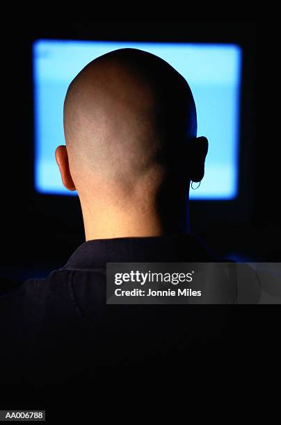 back of a man's head in front of a computer - shaved-buzz-cut-back-of-head photos et images de collection