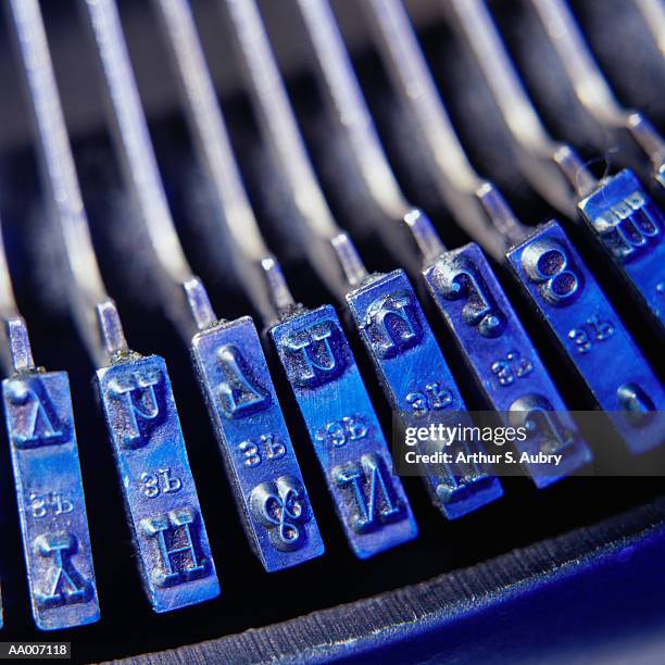 close-up of typewriter keys - caractère d'imprimerie photos et images de collection