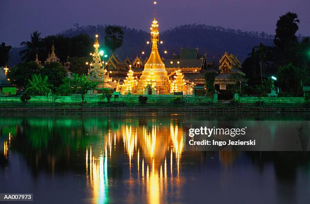 wat jong klang at night - wat jong klang imagens e fotografias de stock