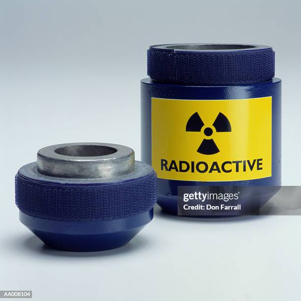 radioactive container - segnale di pericolo di radiazioni foto e immagini stock